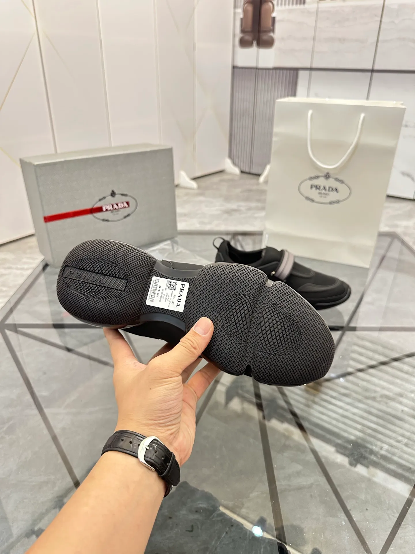 Men's shoes: 💰P520¥ High-end top quality Product trademark: Prada *"Prada*" low-top casual shoes Regular size: 38-45 (can be customized to 46) One size larger Product materials: imported breathable fly weave upper, professional glue-making process, breathable lining, cowhide foot pads, original outsole. No.: 001
